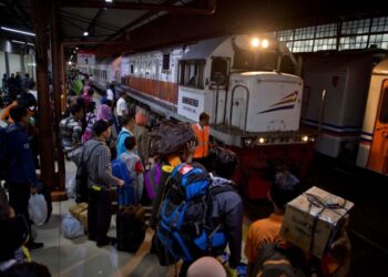 KERAJAAN Indonesia membenarkan masyarakat beraya di kampung tahun ini susulan kes Covid-19 yang terkawal. - AFP