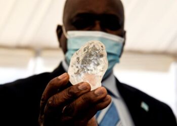 PRESIDEN Botswana, Mokgweetsi Masisi memegang berlian yang ditemukan di Gaborone. - AFP
