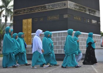BAKAL jemaah melakukan latihan amali mengenai ibadah haji sebelum berangkat ke tanah suci di Jakarta, Indonesia. - AFP