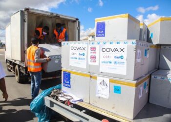 PETUGAS mengeluarkan peti simpanan yang mengandungi vaksin Covid-19 sumbangan program COVAX di Lapangan Terbang Antarabangsa Ivato di Antananarivo, Madagascar pada Mei lalu. - AFP