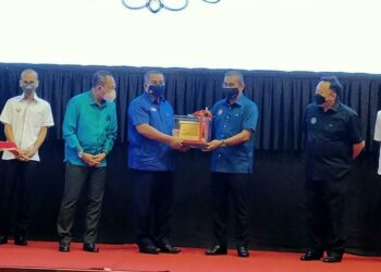 TAKIYUDDIN Hassan (tiga dari kanan) menyampaikan cenderamata kepada Muhammad Sanusi Md. Nor pada majlis pelancaran Klinik Penyelesaian Tunggakan Kes Pusaka peringkat Negeri Kedah di Sik hari ini. -  UTUSAN/ZAID MOHD. NOOR