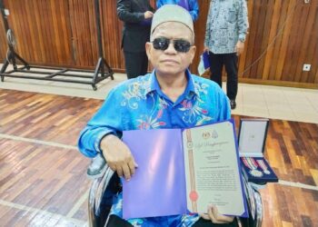 ROSLAN Kalid menunjukkan sijil penghargaan dan pingat yang diterima pada Majlis Penganugerahan P.J.P.N Tanpa Istiadat di IPK Melaka, Bukit Beruang, Ayer Keroh semalam. – UTUSAN/MUHAMMAD SHAHIZAM TAZALI