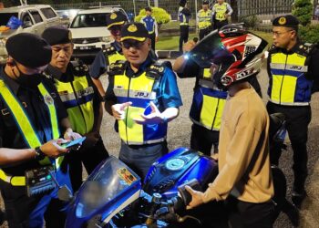 LOKMAN Jamaan (tengah) ketika turut serta dalam pada Ops Motosikal sempena Ops HRA berhampiran tol menuju ke Jambatan Pulau Pinang malam tadi.