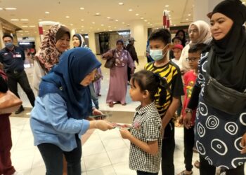 NORLIZA Abdul Rahim menyerahkan sumbangan kepada lebih 60 anak-anak yatim dan asnaf Parlimen Bukit Gelugor untuk berbelanja kelengkapan sambutan Hari Raya Aidilfitri di sebuah pusat beli-belah di Bayan Baru, Pulau Pinang, hari ini.