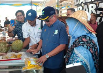 MOHAMAD Sabu meninjau salah sebuah gerai selepas merasmikan Jelajah Agrotourism dan Agroyouth di Padang Kota, Pulau Pinang hari ini. - Pic IQBAL HAMDAN