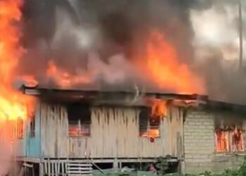 KEADAAN rumah pasangan Wan Samsul Baharin Wan Endot dan Azlina Majid yang terbakar di Kampung Batu Putih, Pulau Serai, Dungun, hari ini. - UTUSAN/NIK NUR IZZATUL HAZWANI NIK ADNAN