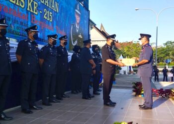 NANDA Maarof menyampaikan sijil penghargaan sempena Sambutan Hari Polis Ke-215 di IPD Seremban di sini.-UTUSAN/NOR SHAFAWATI YUP