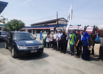 AHMAD Hamzah (enam dari kiri) memegang bendera sebagai gimik pelepasan selepas Majlis Penyampaian Bantuan Banjir dan Ribut Tanaman Padi kepada petani di KADA Tendong, Pasir Mas, Kelantan hari ini. FOTO:ROSALWANI CHE SOH