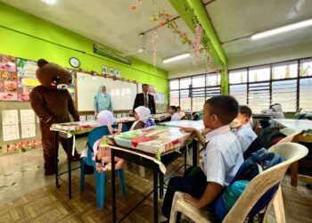 MD. Nazir Nik Ali (kanan) meninjau perjalanan di kelas murid tahun satu sempena hari pertama sesi akademik 2023/2024 di STB, Arau, Perlis hari ini.- UTUSAN/MOHD. HAFIZ ABD. MUTALIB