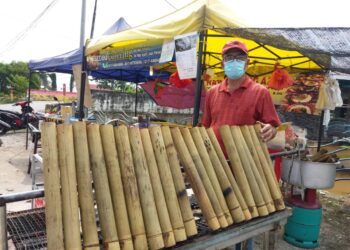 Azhar menunjukkan lemang dijual di gerainya di Meru, Klang sejak lima hari lalu.