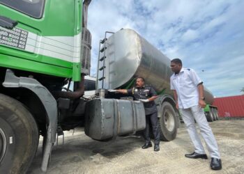 S. JEGAN (kanan) dan A. Mogan menunjukkan hos seakan-akan menyerupai tangga yang digunakan untuk menyeleweng diesel dalam sidang akhbar di Kompleks Penyimpanan Eksibit KPDN Pulau Pinang di Bukit Mertajam hari ini. - Pix: SITI NUR MAS ERAH AMRAN