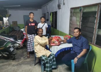 KAMARUL Azman Khamis (kanan) mengunjungi penduduk sempena Ramadan di Kampung Keda Bukit Kura, Pedu, Padang Terap, semalam.- UTUSAN