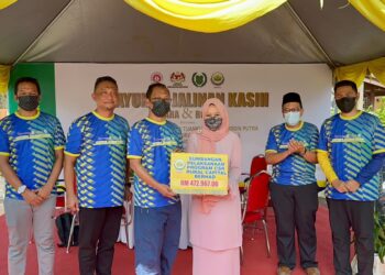 TUANKU Hajah Lailatul Shahreen Akashah Khalil (tiga dari kanan) menyerahkan sumbangan bagi pelaksanaan program CSR RCB di Masjid Saidina Uthman Al-Affan, Kampung Surau, Kangar, Perlis semalam.- UTUSAN/ASYRAF MUHAMMAD