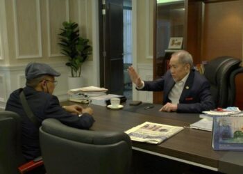 PENULIS (kiri) bertemu Wan Junaidi Tuanku Jaafar di Putrajaya, kelmarin.