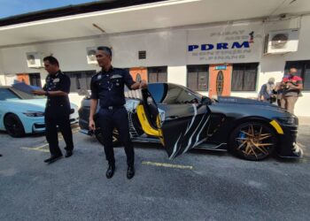 MOHD. SHUHAILY Mohd. Zain menunjukkan kereta mewah yang dirampas daripada satu sindiket pengedaran dadah yang berjaya ditumpaskan polis dalam sidang akhbar di IPK Pulau Pinang, George Town hari ini. - Pic: IQBAL HAMDAN