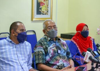 MAHDZIR Khalid (tengah) ketika mengadakan sidang akhbar selepas majlis penyerahan baucar sumbangan pakaian dan peralatan persekolahan 2022 Parlimen Padang Terap di Kuala Nerang, Padang Terap hari ini.  - UTUSAN/SHAHIR NOORDIN