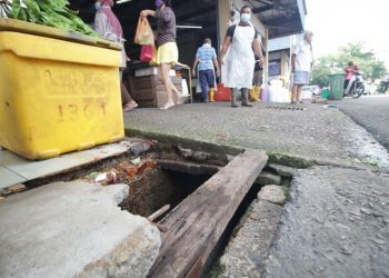 Keadaan Pasar Besar Mentakab yang bukan sahaja bahaya kerana longkang tiada penutup tetapi peniaga dan pelanggan juga diancam kumpulan anjing liar.