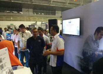 TENGKU Zafrul Tengku Abdul Aziz meninjau kiosk dan beramah mesra dengan pengunjung Karnival Gegar Kerjaya di Stadium Utama Kuala Selangor hari ini.