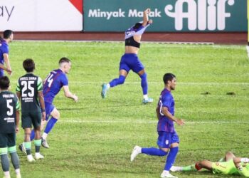 Bergson Da Silva (tengah) meraikan gol kemenangan JDT selepas menewaskan penjaga gol Melaka United, Tian Keat See  aksi Piala FA di Stadium Hang Jebat, Paya Rumput malam ini. - UTUSAN/ RASUL AZLI SAMAD