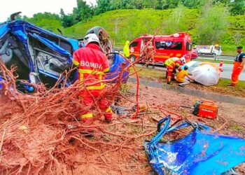 KEADAAN Toyota Hilux yang remuk selepas terbabas dan melanggar pokok hingga mengakibatkan tiga terbunuh di Kilometer 200, Lebuh  Raya Pantai Timur di Paya Bungor di Kuantan hari ini.