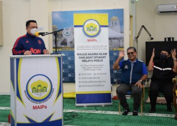 TUANKU Syed Faizuddin Putra Jamalullail diiringi Aaron Ago Dagang dalam program MAIPs Peduli di Kangar, Perlis, semalam.- UTUSAN