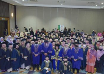 TUANKU Hajah Lailatul Shahreen Akashah Khalil (berdiri, lapan dari kiri) merakamkan gambar bersama graduan Wahyuni Spa sewaktu Majlis Konvokesyen Graduasi Sistem Latihan Dual Nasional (SLDN) dan SKM-PPT & DKM-PPT Perlis di Hotel Seri Malaysia, Kangar, Perlis. -UTUSAN