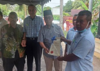 ISMAIL Abdul Muttalib (tiga kiri ) menyampaikan sijil pelantikan Jawatankuasa Pembangunan dan Keselamatan Kampung Orang Asli kepada Manan Bujing di Kampung Orang Asli Batu 55 di Maran, Pahang. - UTUSAN/SALEHUDIN MAT RASAD