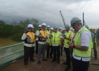 ALEXANDER Nanta Linggi (tengah) ketika melakukan lawatan kerja ke tapak projek menaik taraf jambatan merentasi Sungai Kerian dan membina jejambat di Nibong Tebal, Pulau Pinang hari ini. - Pic: IQBAL HAMDAN