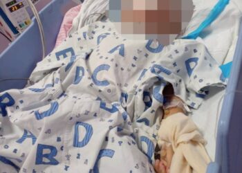 KANAK-kanak yang mempunyai kandungan dadah tinggi dalam badan masih bergantung kepada mesin bantuan oksigen untuk bernafas di wad 5, Hospital Sultan Ismail Petra (HSIP), Kuala Krai, Kelantan./FOTO : Ihsan keluarga