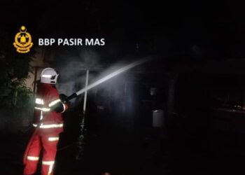 ANGGOTA Bomba dan Penyelamat Balai Pasir Mas berusaha memadam kebakaran melibatkan sebuah rumah di Kampung Tok Sangut, Meranti, Pasir Mas, Kelantan malam tadi.-UTUSAN/IHSAN BOMBA