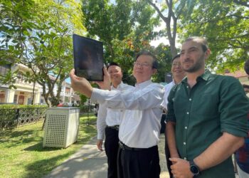 CHOW Kon Yeow (tengah) ketika mencuba aplikasi Perk Reality semasa merasmikan Taman ARmenian, di George Town, Pulau Pinang hari ini. - Pix: SITI NUR MAS ERAH AMRAN