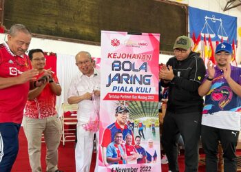 TENGKU Razaleigh (tengah) bersama pemimpin UMNO Bahagian Gua Musang dan peserta yang menyertai Kejohanan Bola Jaring Piala Ku Li, di Bukit Cekati, di Gua Musang, Kelantan hari ini. -UTUSAN/AIMUNI TUAN LAH