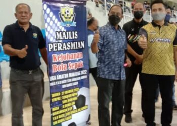 ZAMBRY  Abd. Kadir (tengah) merasmikan Kejohanan Bolasepak Liga Amatur Manjung 2022 Piala Datuk Seri Diraja Dr. Zambry Abd. Kadir di Stadium Majlis Perbandaran Manjung, malam tadi. - UTUSAN/SHAMSUL KAMAL AMARUDIN