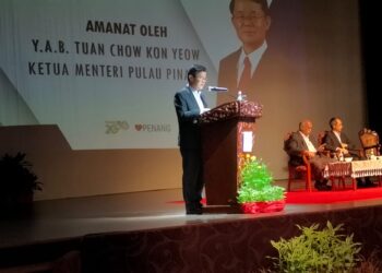 CHOW Kon Yeow ketika berucap pada majlis perhimpunan anggota perkhidmatan awam di Dewan Sri Pinang, George Town, Pulau Pinang hari ini.