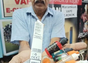 PEGAWAI Pendidikan CAP, N. V. Subbarow menunjukkan cecair vape yang bebas dijual di pasaran ketika ini.