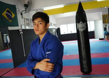 ADAM Akasyah mahu meraih  penghormatan sebagai penyumbang pingat emas pertama Malaysia pada Sukan SEA 2023 dalam acara jujitsu, Sabtu ini.