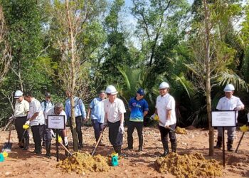 CHOW Kon Yeow (tengah) dan Azhar Arshad (dua dari kanan) melakukan gimik perasmian dengan menanam pokok sempena majlis pecah tanah kerja-kerja reka bentuk dan naik taraf laluan pejalan kaki/berbasikal di pesisir Sungai Perai (Taman Inderawasih-Taman Kimsar), Pulau Pinang hari ini.