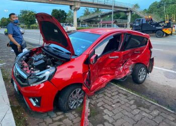 KEADAAN kereta Rohana yang dirempuh sebuah Proton Persona di lampu isyarat di Lebuh AMJ, Paya Rumput Indah, Melaka. - UTUSAN/DIYANATUL ATIQAH ZAKARYA