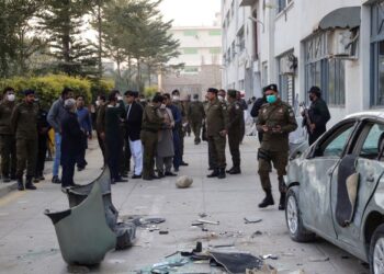 SEBUAH kenderaan mengalami kerosakan teruk akibat serangan terhadap seorang pengurus kilang di Sialkot, Pakistan.-AFP