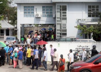 MANGSA banjir yang belum mendapatkan BWI dan BSB di Dewan MBSA Kemuning, Seksyen 32, Shah Alam, Selangor pada hari ini. Sebanyak 20 kaunter dibuka oleh pihak MBSA dengan jangkaan seramai 4,000 penduduk yang terjejas akan hadir menerima RM2,000 secara tunai hari ini. - UTUSAN / ZULFADHLI ZAKI