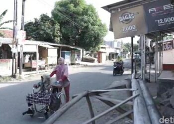AAN sanggup menolak suaminya guna kerusi roda sejauh 10 kilometer ke hospital kerana kesempitan hidup. - AGENSI