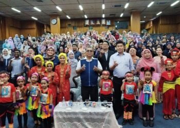 AARON Ago Dagang (berdiri depan tengah) bergambar bersama kakitangan Jabatan Perpaduan negeri dan kanak-kanak Tabika Perpaduan selepas Majlis Amanat Tahun 2023 Bersama Menteri Perpaduan Negara Peringkat Negeri Sembilan di Seremban hari ini.-UTUSAN/NAZARUDIN SHAHARI.