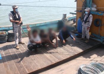 SEBAHAGIAN daripada PATI yang ditahan Maritim Malaysia Pulau Pinang ketika mengendalikan bot nelayan tempatan dalam operasi di sekitar perairan negeri itu semalam.