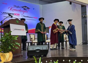 AZLAN Man (tiga dari kanan) menyerahkan sijil kepada salah seorang peserta sewaktu Majlis Konvokesyen Program empowerNCER Latihan Kemahiran dan Keusahawanan (Fasa 1-Kumpulan 1) & Program JomNiaga@NCER di Dewan Sivik Arau, Perlis hari ini. -UTUSAN/ASYRAF MUHAMMAD