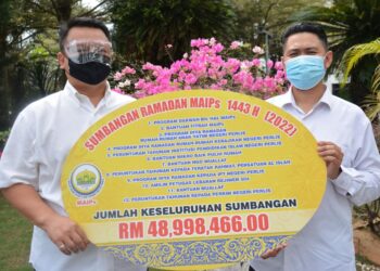 TUANKU Syed Faizuddin Putra Jamalullail (kiri) pada majlis simbolik penyerahan sumbangan Ramadan MAIPs di Arau, Perlis.- UTUSAN