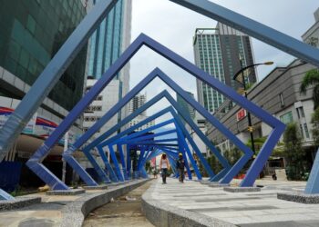 SENIBINA unik yang bakal mengubah pemandangan laluan pejalan kaki di Jalan Wong Ah Fook di tengah pusat bandar raya yang terlibat dalam Projek Landskap Sungai Segget di Johor Bahru, Johor. - UTUSAN/RAJA JAAFAR ALI