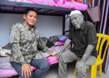 AMINUDDIN Harun berkongsikan gambar beliau bersama Allahyarham Ismail (kanan) di akaun Facebook miliknya hari ini.