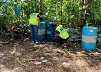 ANGGOTA penguatkuasa KPDN negeri melakukan pemeriksaan di lokasi menerusi serbuan Ops Tiris yang dilaksanakan di kawasan tanah lapangan Jalan Wang Kelian, Padang Besar, Perlis, semalam. -UTUSAN