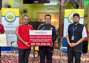 TUANKU Syed Faizuddin Putra Jamalullail (tengah) menerima mock cek sumbangan zakat 
Bank Islam Malaysia Berhad dalam satu majlis di Masjid Al-Falah Behor Mempelam, Arau, Perlis semalam.-UTUSAN