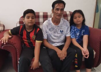 NOR Mass Naser bersama dua anak yang dijaganya selepas kematian isteri dan anak perempuannya ketika ditemui di Kampung Bahagia, Teluk Intan semalam. – UTUSAN/AIN SAFREN BIDIN